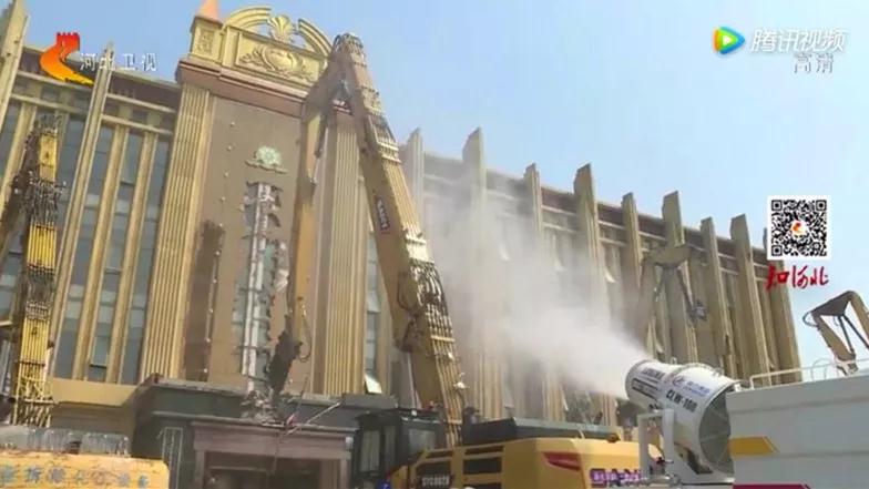 程力抑塵車助力雄安綠色環保第一拆大顯身手,被央視等電視臺主流媒體重點報道